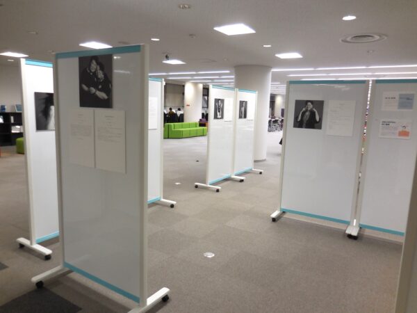 OUT IN JAPAN写真展示の様子